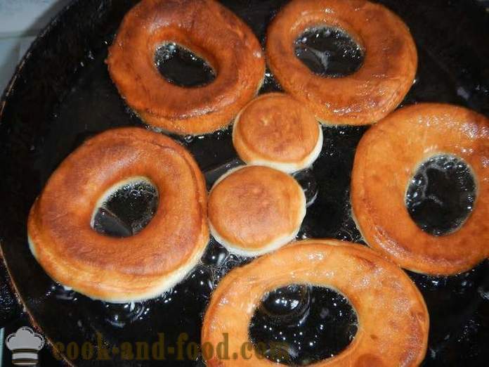 Lenten sladké koblihy na kvasinek a vody, smažené na pánvi - jak vařit koblihy v kvasinkách, recept s fotografií