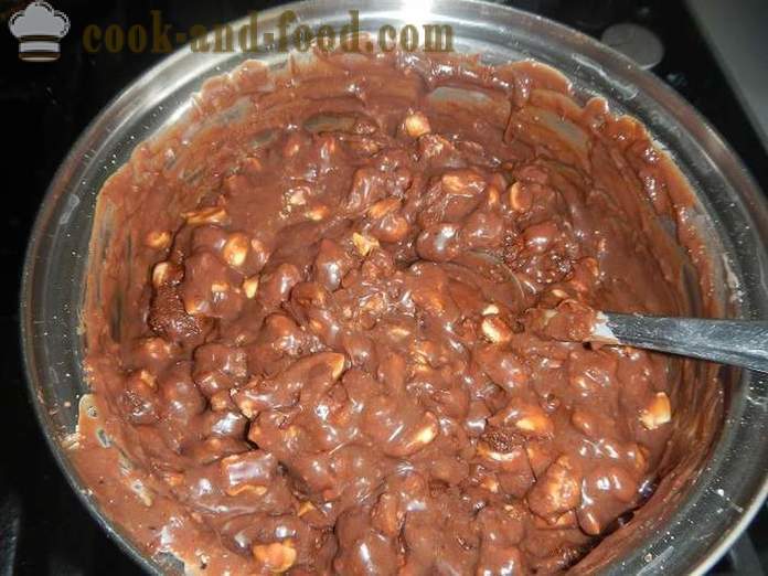Domácí čokoládové sušenky klobása s kondenzovaným mlékem a ořechy, bezvaječné - krok za krokem recept na čokoládový salám, s fotkami.