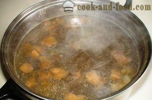 Houbová polévka s houbami a bramborami - lahodná, rychlý a uspokojující. Recept s fotografiemi.
