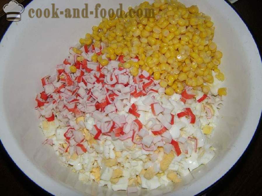 Krabí salát - recept na klasický a jednoduchý, s fotkami. Jak vařit lahodný krabí salát s kukuřice, rýže a okurky