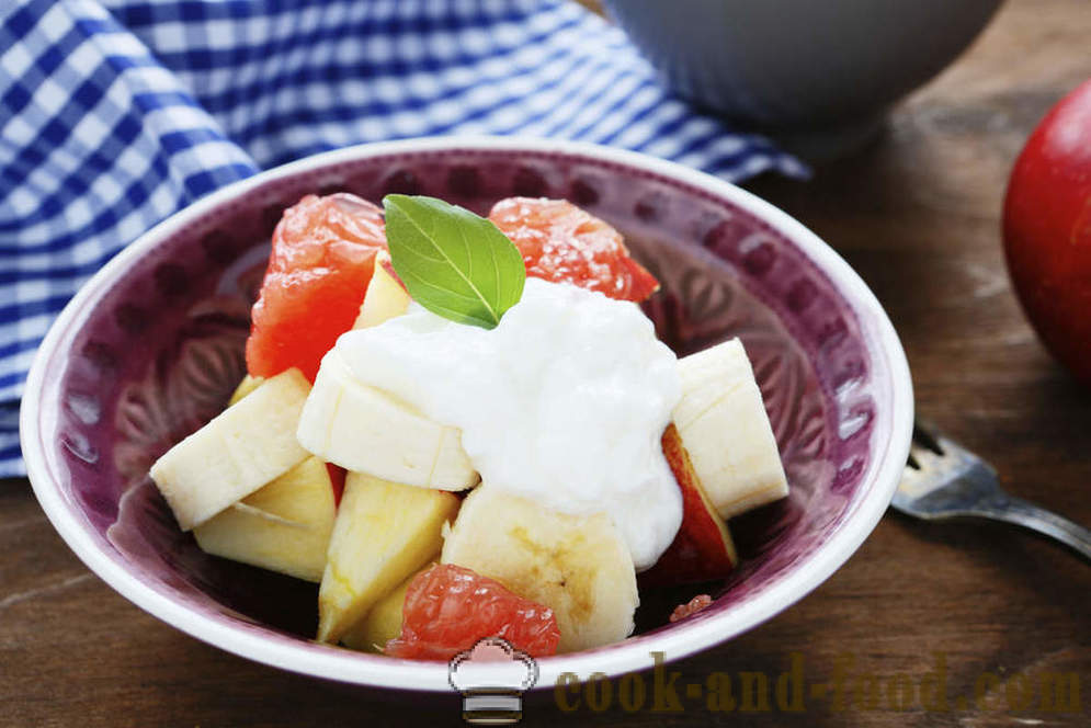 Vynikající snídaně: ovocný salát s jogurtem